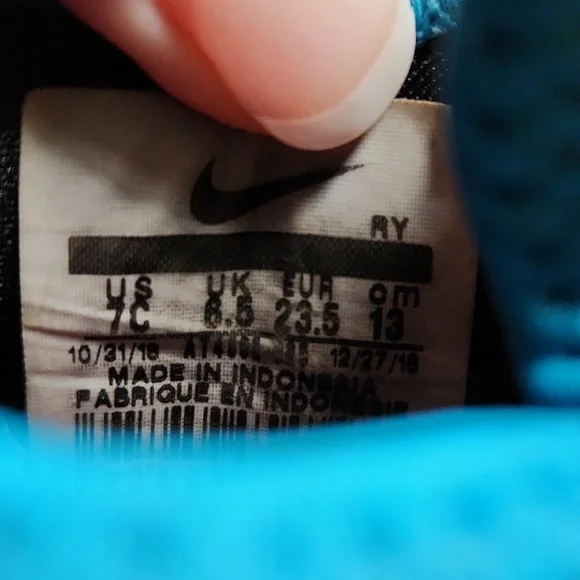 Nike boys black with yellow swoosh shoes size 7 - Picture 10 of 10